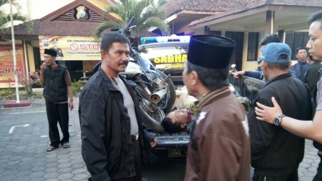 
					Jasad pelaku didepan Polsek Knecong sesaat usai dilumpuhkan oleh  petugas, Minggu (16/7/17). 
