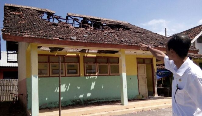
					Kondisi sekolah yang rusak