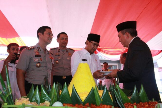 
					Kepala BNN Jawa Timur dan muspida Kabupaten Pasuruan saat meresmikan kantor BNNK, Rabu (26//7/2017)