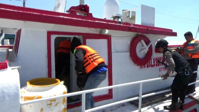 
					Angggota Polresta Probolinggo dan BNNK memeriksa isi kapal berikut ABK yang melintasi jalur selat madura, Senin (31/7/2017).  