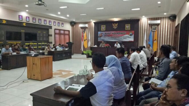 
					Petani garam melakukan rapat koordinasi dengan Polres Probolinggo terkait ijin usaha dan kelangkaan garam, Rabu (2/8/2017)