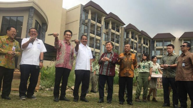 
					Menteri Pariwisata RI, Arief Yahya usai meresmikan Baobabs Resort di TSI II Prigen Pasuruan, Kamis (3/8/2017)