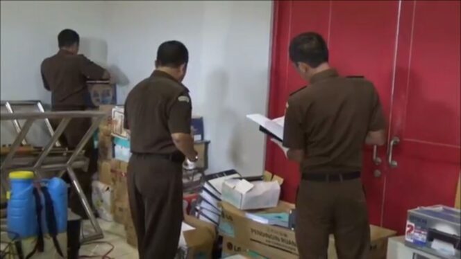 
					Petugas Kejari saat menggeledah Kantor Dispora Jember, Kamis (3/8/2017).