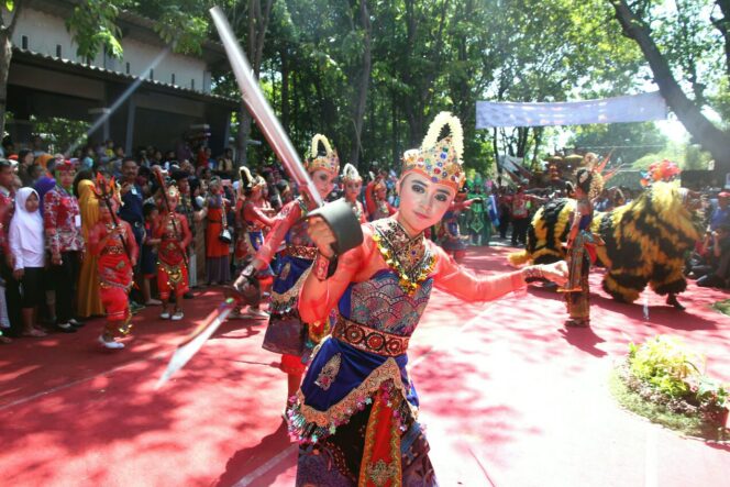 
					Salah satu penari atraksi dalam pawai budaya ATP 2017, Sabtu (5/8/2017) 