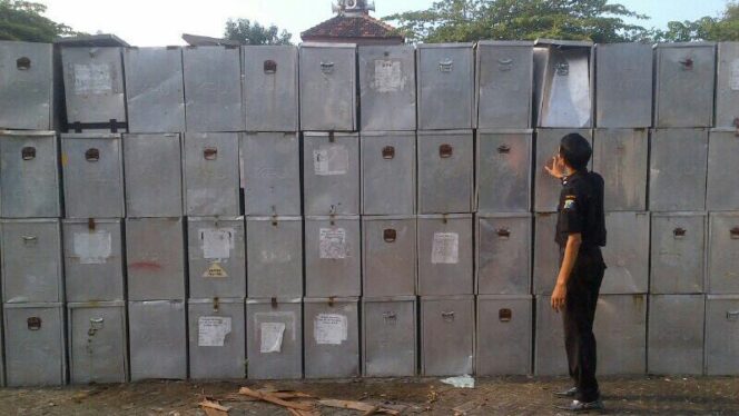 
					Petugas Tunjukkan kotak suara milik KPU Kabupaten Pasuruan, Sabtu (5/8/2017).