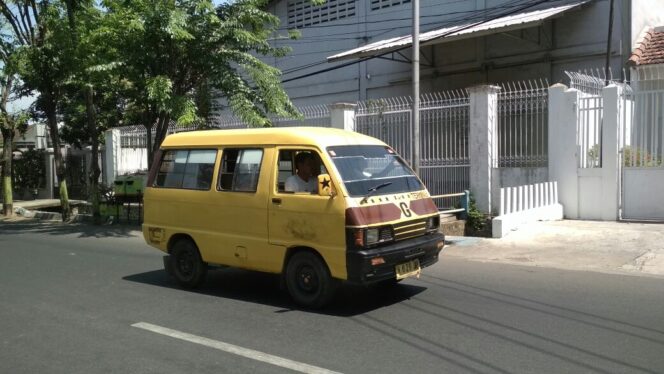 
					Sebuah angkutan kota tanpa penumpang melintas di jalan protokol Kota Probolinggo, Rabu (9/8/2107)