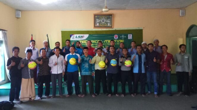 
					Panitia LSN Region Jatim 3 dan perwakilan 34 klub peserta usai technical meeting di Kantor PCNU Kota Probolinggo, Kamis (10/9/2017)