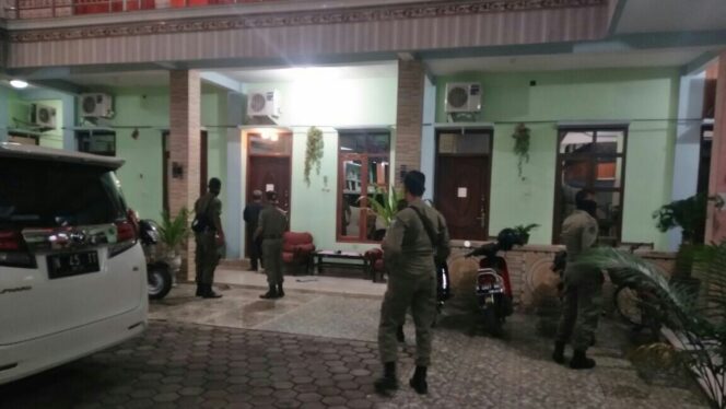 
					Petugas Satpol PP saat razia pekat di sejumlah hotel, Minggu (13/8/2017)