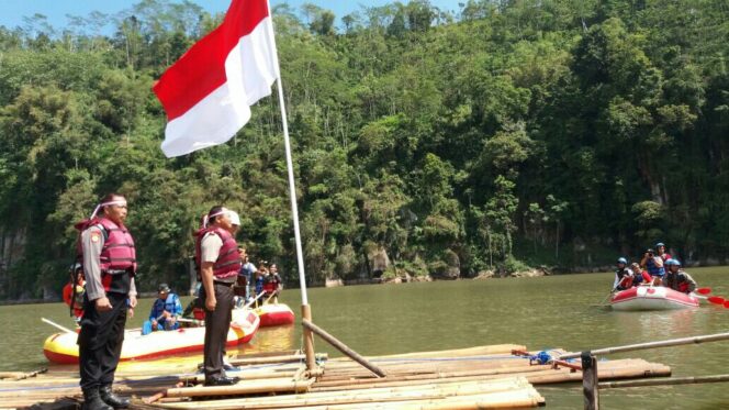
					Kapolres Probolinggo, AKPB. Arman Asmara Syarifuddin saat menjadi inspektur upacara bendera di Danau Segaran Duwes, Ranu Agung, Tiris, Senin (14/8/2017)