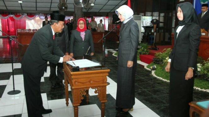 
					Bupati P. Tantriana Sari saat melantik Soeparwiyono sbg Sekda di Pendopo Kab. Probolinggo, Rabu, (16/8/2017)