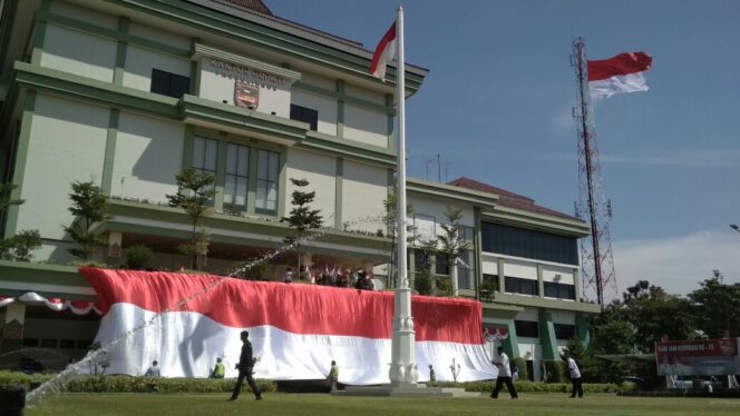 
					Bendera merah putih raksasa terbentang di balkon Lt. II  kantor Bupati Probolinggo, Rabu (16/8/2017)