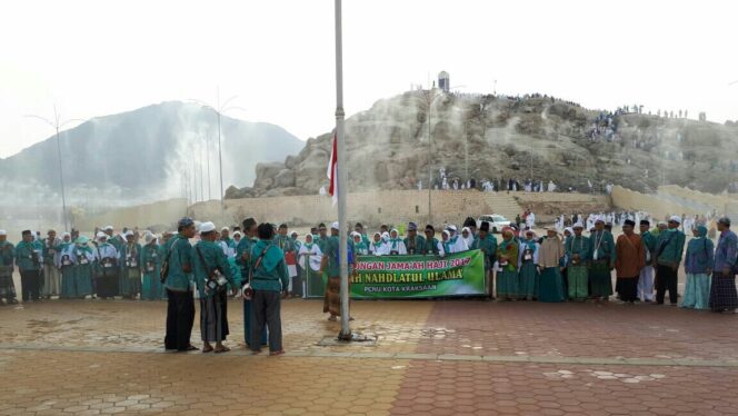 
					Suasana upacara bendera oleh jamaah haji asal Probolinggo di Jabal Rahman Mekkah, Kamis (17/8/2017) waktu setempat.
