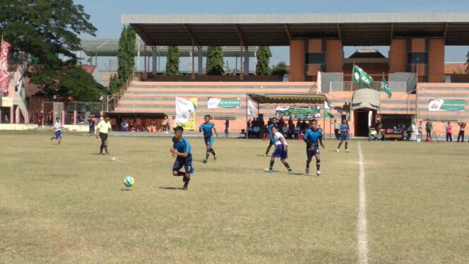 
					Laga perdana LSN Region 3 Jatim, Ponpes Zainul Hasan menang telak 5 : 0 melawan Ponpes Ummul Qurro di Stadion Bayuangga Kota Probolinggo, Rabu (23/8/2017)