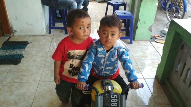 
					Dua dari 97.268 anak di Kabupaten Probolinggo yang akta kelahirannya belum masuk database Kemendagri. 