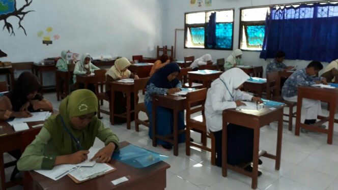 
					Puluhan siswa tingkat MI/SD, MTs/SLTP dan MA/SMA se-Kabupaten Probolinggo, mengikuti Olimpiade Matematika di MAN Paiton, Minggu (10/9/2017)