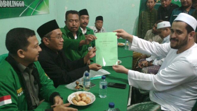 
					Habib Hadi Zainal Abidin (berkopyah putih) saat mengembalikan berkas pendaftaran bacawali kepada PPP, Senin (11/9/2017)