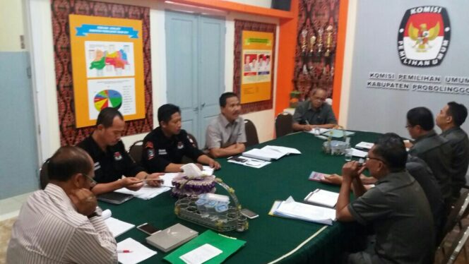 
					KPU Kabupaten Probolinggo tengah menggelar rapat jelang Pilbup 2018. (dok)