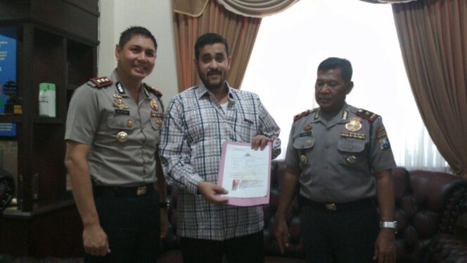 
					Habib Hadi bersama Kapolresta Probolinggo, seusai mengurus SKCK untuk persyaratan Pilwali 2018, Selasa (19/9/2017)