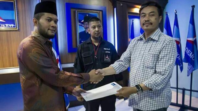 
					Fernanda Zulkarnain (berkopyah hitam) saat mengambil formulir di kantor DPD Demokrat Jatim, beberapa hari lalu.