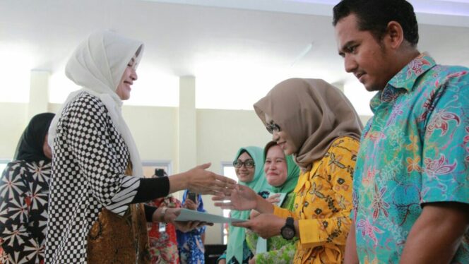 
					Bupati Probolinggo, P Tantriana Sari memberikan SK kepada 2.361 GTT sebagai Honorer Daerahh, Jum'at (29/9/2017).