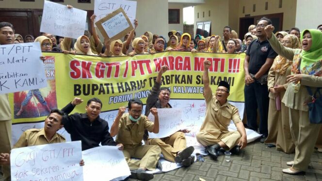 
					Tuntut S-K, Ribuan GTT dan PTT Jember Gelar Aksi Mogok Massal