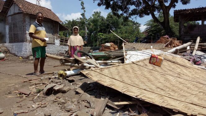 
					Kondisi rumah Sura (75), pasca roboh diterpa angin kencang, Minggu (1/10/2017).