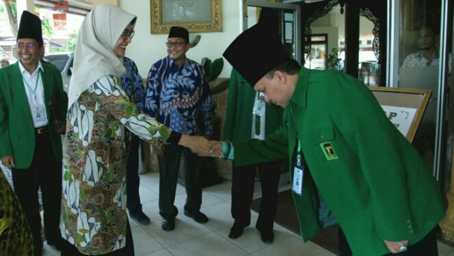 
					Bacabup petahana, P Tantriana Sari bersalaman dengan Ketua DPC PPP Kabupaten Probolinggo Salim Qurays, dalam acara Rapimcab PPP, Senin (2/10/2017). 