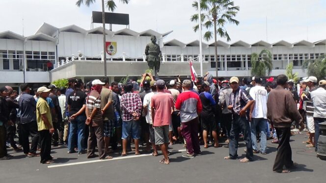
					Ratusan warga Desa Cangkring, Kecamatan Jenggawah, melurug kantor Pemkab Jember, Senin (02/10/2017).