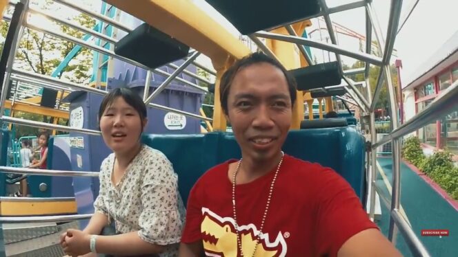 
					Parindra Sidik Cahyono alias Bajindul (T-shirt merah) dalam salah satu vlog yang ia unggah via YouTube. 