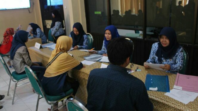 
					Petugas Dispenduk Capil Kabupaten Probolinggo tengah melayani warga pemohon KTP El (istimewa).