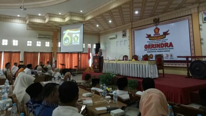 
					DPC Gerindra Kabupaten Probolinggo gelar Rakercabsus untuk dukung P Tantriana Sari, di hotel Bromo View, Minggu (8/10/2017).