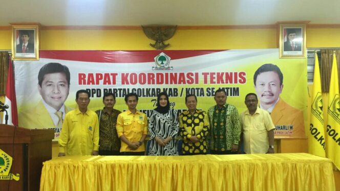 
					Bacabup P Tantiana Sari (tengah) ikuti rapat koordinasi teknis Partai Golkar Jatim di Surabaya, Senin (9/10/2017).