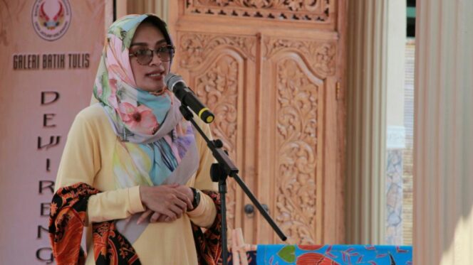 
					Bupati Probolinggo, P Tantriana Sari dalam acara peresmian Galeri Batik Dewi Rengganis di Desa Jatiurip, Kecamatan Krejengan, Rabu (11/10/2017).