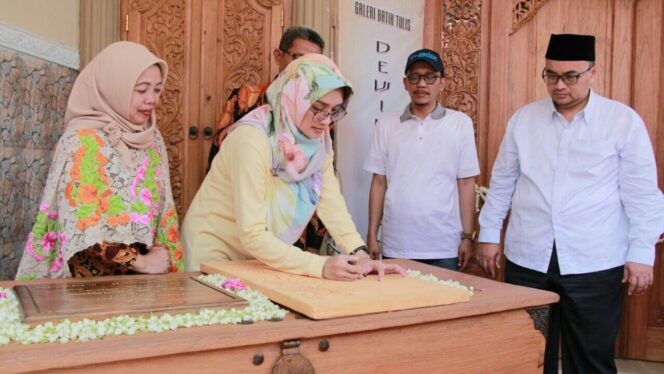 
					Bupati Probolinggo, P Tantriana Sari meresmikan galeri batik Dewi Rengganis di Desa Jatiurip Kecamatan Krejengan, Rabu (11/10/2017).