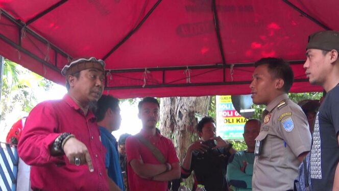 
					Mulyono (baju merah) saat protes keberadaan stand komersil di trotoar alun-alun Kota Probolinggo, Jum'at (13/10/2017).