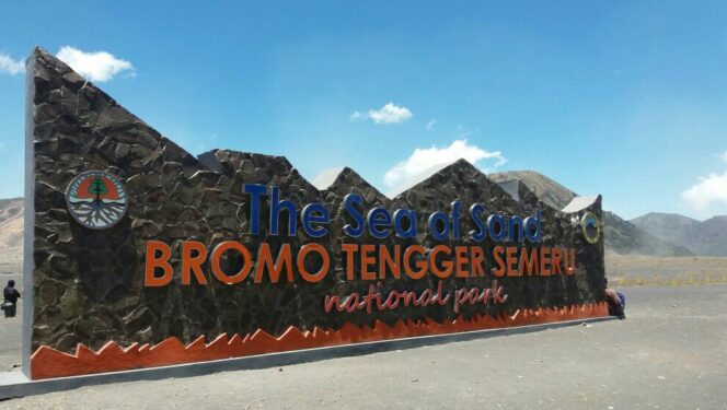 
					Tugu 'The Sea of Sand’ di kawasan wisata Gunung Bromo.yang diprotes fotografer dan wisatawan. Sabtu (14/10/2017). 