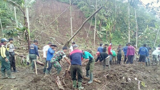 
					Petugas gabungan melakukan pembersihan material longsor di Tiris, beberapa hari lalu. 