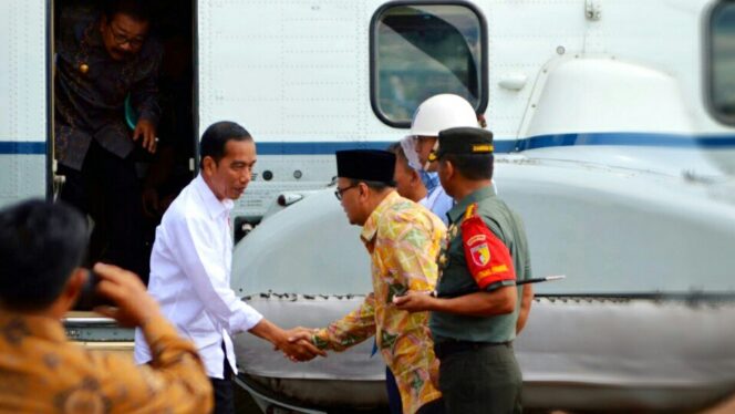 
					Presiden Jokowi saat tiba di Probolinggo, Kamis (2/11/2017.)