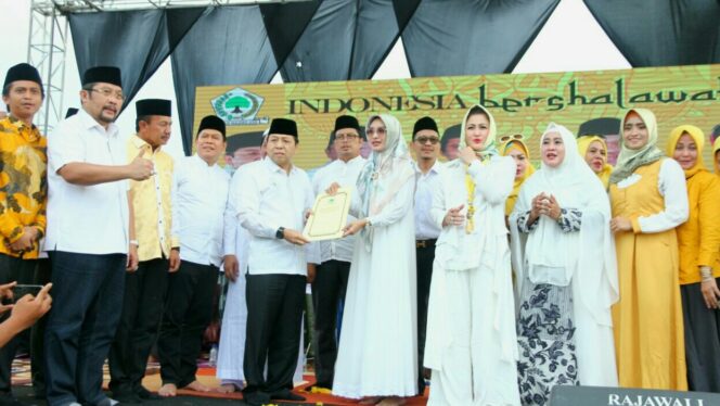 
					Ketua umum DPP Partai Golkar menyerahkan surat rekomendasi dukungan kepada bacabup P Tantriana Sari, Sabtu (4/11/2017). 