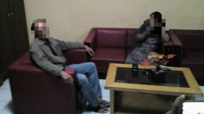 
					Pasangan bukan suami istri, SW dan GWY usai digerebek petugas di kamar kos, Selasa (8/11/2017) malam.