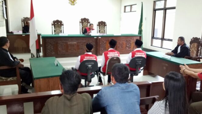 
					Sidang kasus pencurian empat batang kayu yang melibatkan satu keluarga di PN Kraksaan, Kamis (9/11/2107).