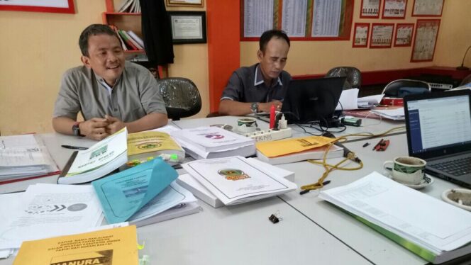 
					KPU Jember saat melakukan verifikasi parpol peserta pemilu 2018, Selasa (14/11/2017)
