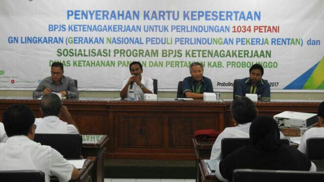 
					Penyerahan kartu kepesertaan asuransi bagi para petani di Kabupaten Probolinggo, Kamis (16/11/2017).