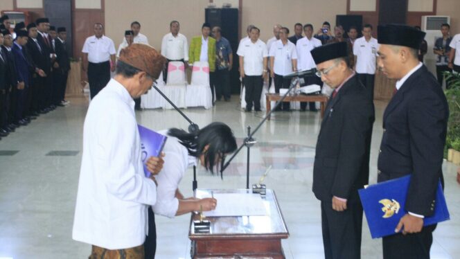 
					Proses pelantikan PPK dan PPS oleh KPU Kabupaten Probolinggo di Gedung Islamic Centre Kraksaan, Rabu (22/11/2017)