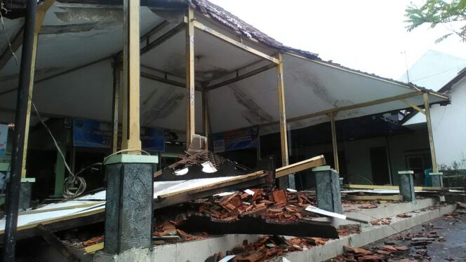 
					Balai Desa Sukomulyo, Kecamatan Pajarakan Kabupaten Probolinggo ambruk, Jum'at (24/11/2017).