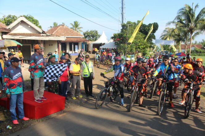 
					Ratusan pesepeda ikuti Jambore Sepeda Wisata 2017 di Desa Sentul, Kecamatan Gading, Minggu (26/11//2017).
