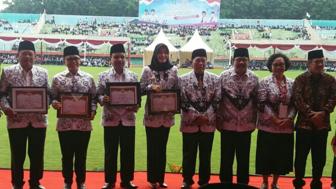 
					Bupati Probolinggo, P. Tantriana Sari (tengah berkerudung) usai menerima penghargaan PGRI award di GOR Delta Sisoarjo, Minggu (26/11/2017).