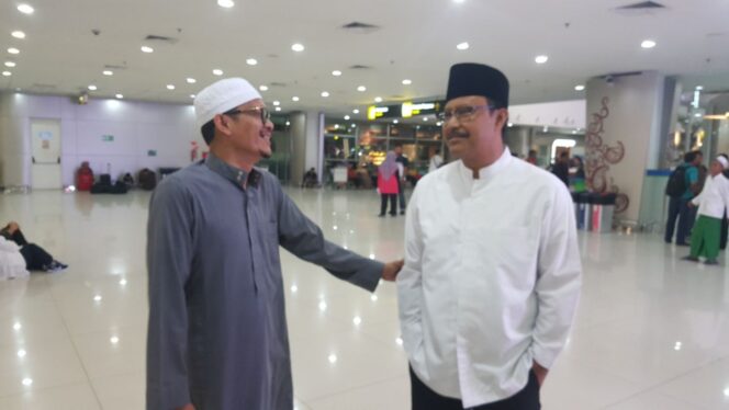 
					Hasan Aminuddin bersama Gus Ipul di Bandara Juanda Surabaya, Selasa (28/11/2017).