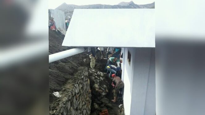 
					Apes, Pekerja Toilet Lautan Pasir Gunung Bromo Tewas Tertimpa Plengsengan