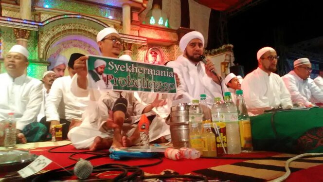 
					Ribuan Jamaah Gemakan Sholawat dan Dzikir Bersama Habib Syech